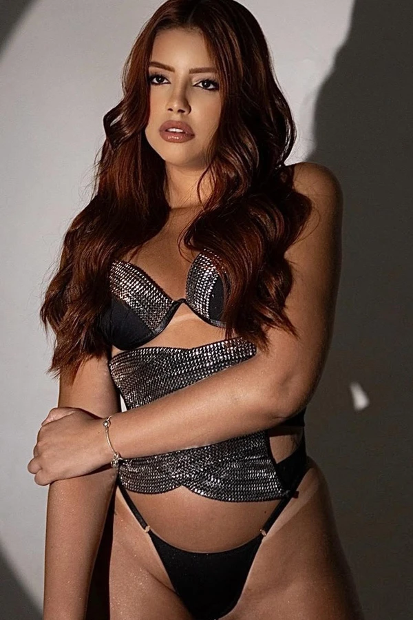 Adana Escort Pelin’in Dolgun Dudakları
